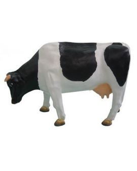 DUŻA KROWA PASĄCA SIĘ