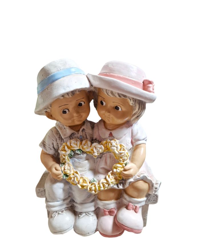 FIGURA GIPSOWA - PARA DZIECI SIEDZĄCA NA ŁAWECZCE