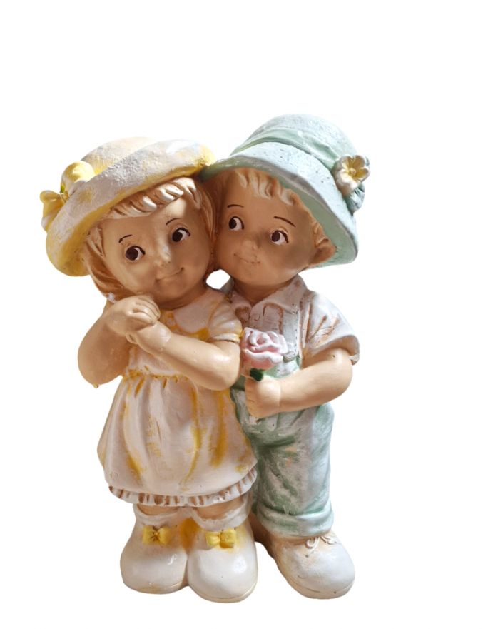 FIGURA GIPSOWA - STOJĄCA PARA DZIECI