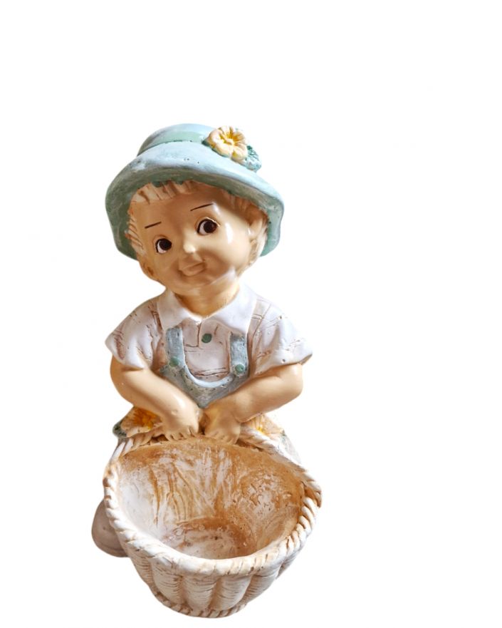 FIGURA GIPSOWA - CHŁOPIEC Z KOSZYKIEM Z PRZODU