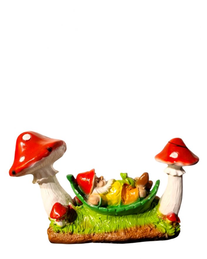 ŚPIĄCY KRASNAL NA HAMAKU MIĘDZY MUCHOMORAMI