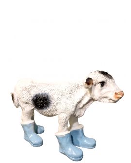 ŚREDNIA STOJĄCA KROWA W KALOSZACH