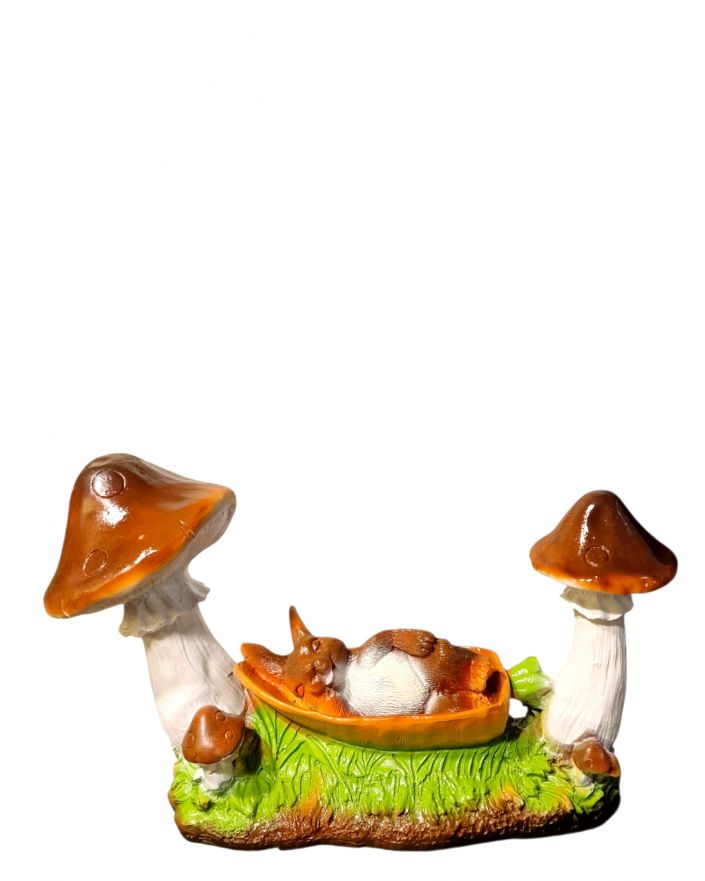 ŚPIĄCY ZAJĄC NA HAMAKU MIĘDZY GRZYBAMI