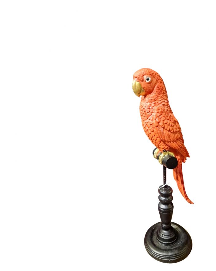 FIGURA DEKORACYNA - SIEDZĄCA NA PNIU CZERWONA PAPUGA model A