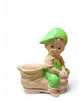 FIGURA GIPSOWA - CHŁOPIEC SIEDZĄCY NA BUCIE model II