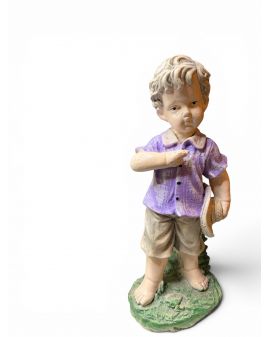 FIGURKA GIPSOWA - CHŁOPCZYK Z KAPELUSZEM model II